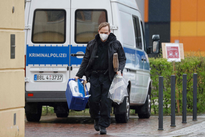 Penangkapan dilakukan pada Rabu, 28 April 2021, malam. Laporan berbagai media Jerman mengatakan, sebelum menangkap wanita itu polisi memeriksa kondisi lokasi kejadian di Klinik Oberlin.