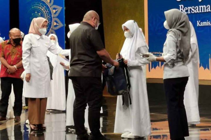 Perwakilan anak yatim yang hadir didampingi langsung keluarga besar Media Group News, Dewan Kemakmuran Masjid Nursiah Daud Paloh, dan Baznas.