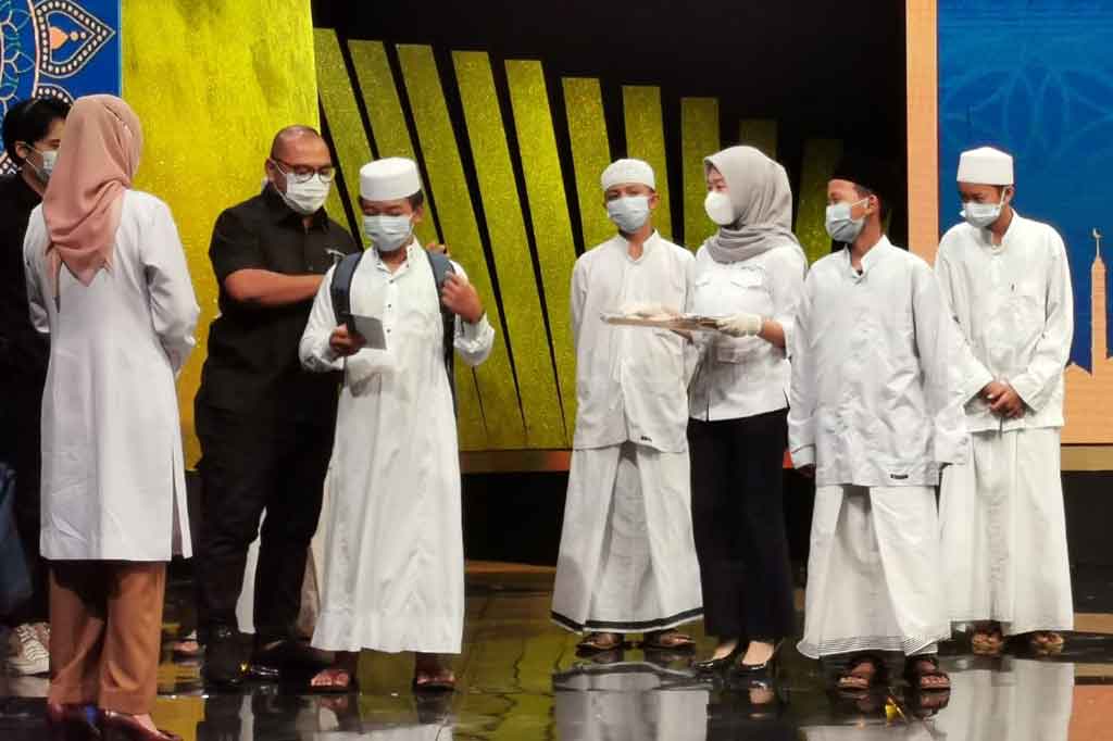 CEO Media Group News Mohammad Mirdal Akib bersama Pimpinan Baznas Saidah Sakwan memberikan paket santunan kepada perwakilan anak yatim. Paket santunan tersebt berupa tas sekolah, susu, snack, alat tulis, dan uang tunai.