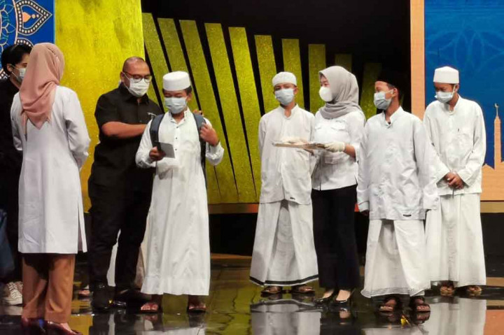 CEO Media Group News Mohammad Mirdal Akib bersama Pimpinan Baznas Saidah Sakwan memberikan paket santunan kepada perwakilan anak yatim. Paket santunan tersebt berupa tas sekolah, susu, snack, alat tulis, dan uang tunai.