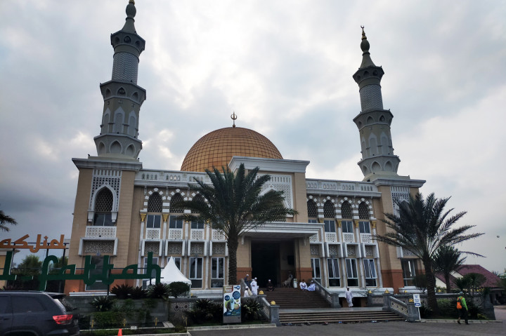 Ornamen bangunan masjid terinspirasi dari tiga masjid, yaitu Mesjid Al Aqsa untuk bagian kubahnya, Masjidil Haram untuk menaranya, dan interior serta eksteriornya meniru Masjid Nabawi.