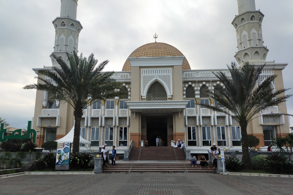Bangunan masjid yang pertama dibangunnya pada tahun 1918 dipimpin oleh Syekh Akbar Abdul Fattah dan direnovasi tahun 1980 pada massa Syekh Akbar Muhammad Dahlan dan Syekh Muhammad Fathurohman berukuran 15 x 20 meter persegi hingga pada tahun 2014 membangun masjid di atas lahan seluas 33 x 33 meter. Pembangunan masjid besar selama itu dilakukan sejak tahun 2014 dan selesai di tahun 2017.
