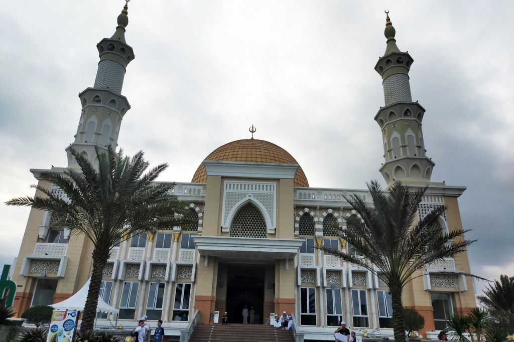 Sebuah masjid di Pondok Pesantren Idrisiyyah yang berada di Kampung Pagendingan, Desa Jatihurip, Kecamatan Cisayong, Kabupaten Tasikmalaya, Jawa Barat berbentuk bangunan ternama di dunia.
