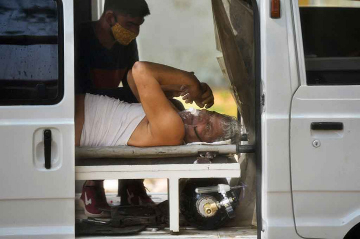 Namun India, yang merupakan salah satu produsen vaksin terbesar di dunia, tidak memiliki persediaan untuk memenuhi syarat bagi sekitar 600 juta orang.