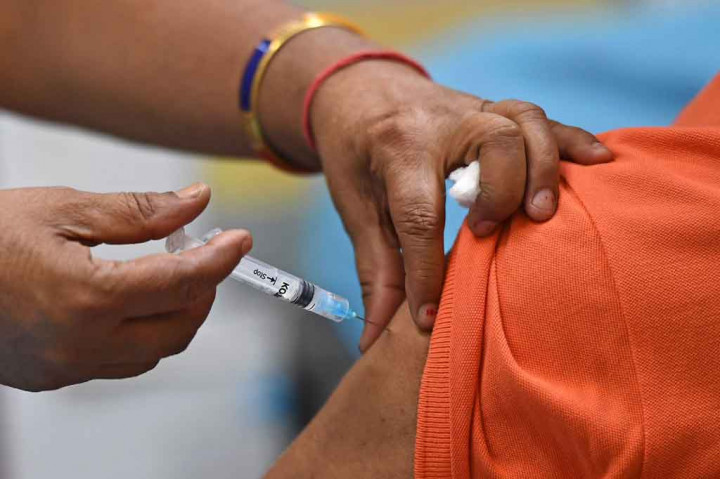 Sementara itu, pemerintah mengatakan lebih dari 8 juta orang telah mendaftar untuk vaksinasi, tetapi tidak menjelaskan berapa banyak orang yang mendapat jatah. Sekitar 9 persen penduduk India telah menerima satu dosis sejak kampanye vaksinasi dimulai pada Januari, dengan prioritas untuk petugas kesehatan dan kemudian lansia.