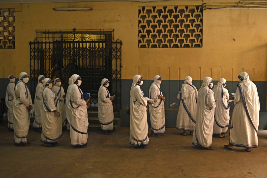 Para biarawati dari Missionaries of Charity mengantre untuk memberikan suara mereka selama fase terakhir pemilihan majelis legislatif negara bagian Bengal Barat di Kolkata.