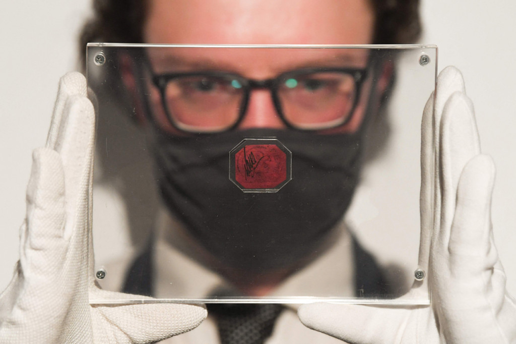 Sebuah prangko British Guiana One-Cnt Magenta difoto di rumah lelang Sotheby, London, Rabu, 28 April 2021.
