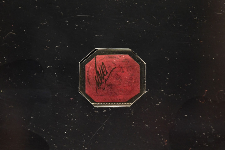 Selembar prangko Guyana Inggris, bernilai satu sen yang diposkan pada 1856 dan merupakan satu-satunya yang tersisa dari seri perangko tersebut, akan dilelang di Sotheby's New York pada 8 Juni 2021 mendatang.