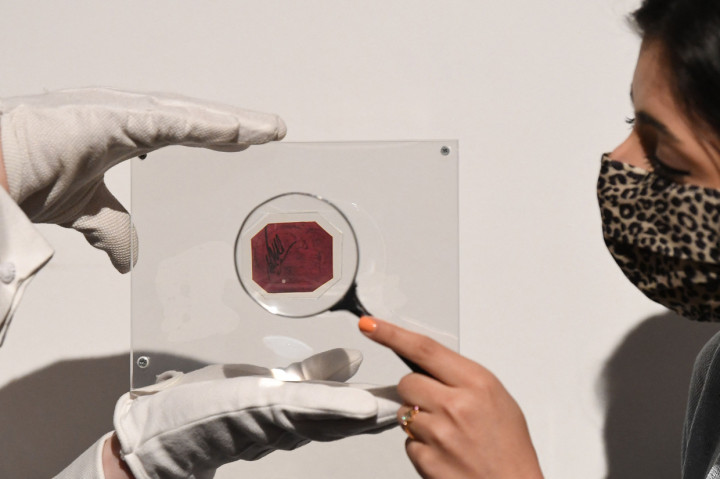 Prangko paling langka di dunia itu diperkirakan terjual US$ 10 Juta hingga US$15 juta atau sekitar Rp144,7 M - Rp216,8 M).