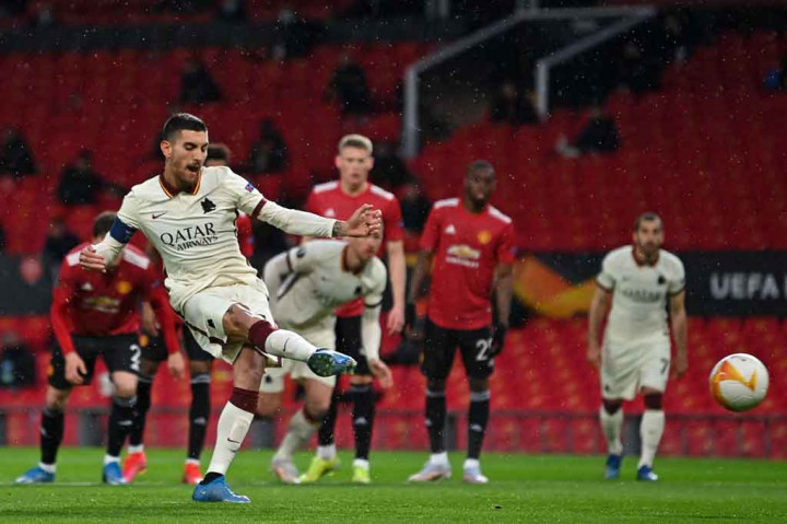Namun keunggulan itu tidak bertahan lama, sebab enam menit kemudian Roma mampu menyamakan kedudukan lewat eksekusi penalti Lorenzo Pellegrini yang tak bisa dijangkau kiper David de Gea.