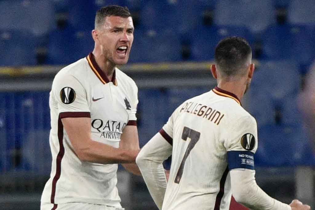 Roma mampu berbalik memimpin atas tuan rumah pada menit ke-33, setelah umpan matang Pellegrini diselesaikan dengan sontekan sempurna oleh Edin Dzeko demi membawa tim tamu unggul 2-1 atas MU.