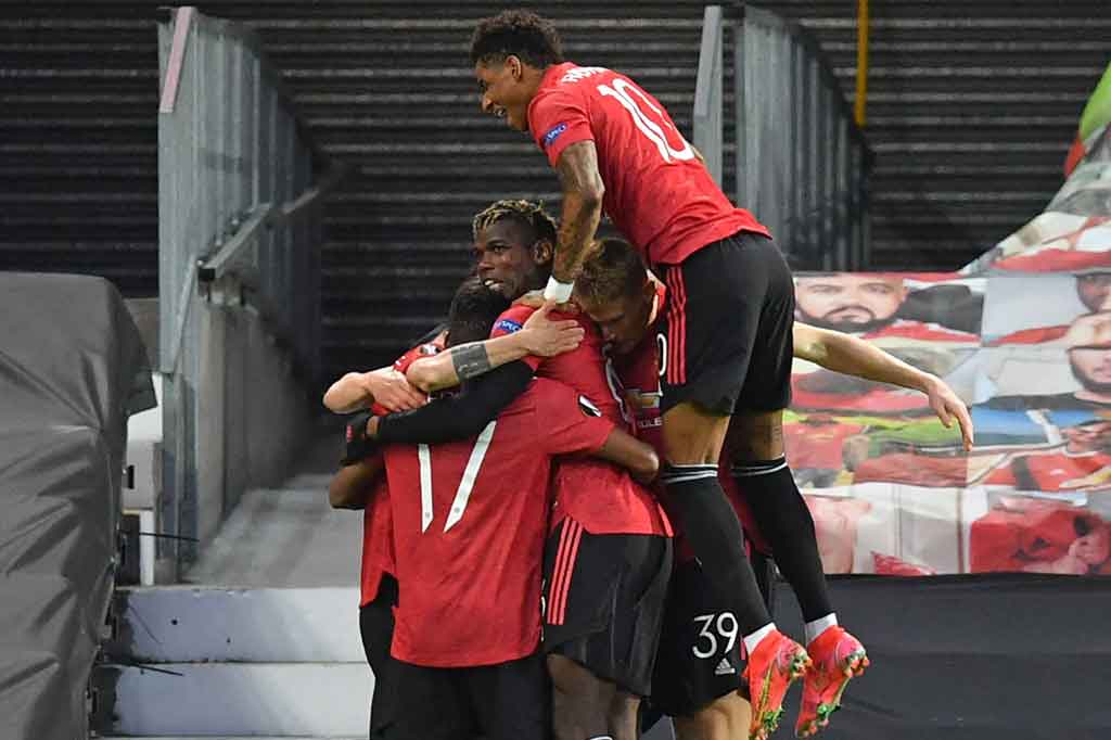 Momentum kebangkitan terus dikendarai oleh MU dan pada menit ke-71, giliran Fernandes yang mencetak gol keduanya lewat eksekusi penalti setelah Cavani dijatuhkan oleh mantan bek Setan Merah, Chris Smalling.