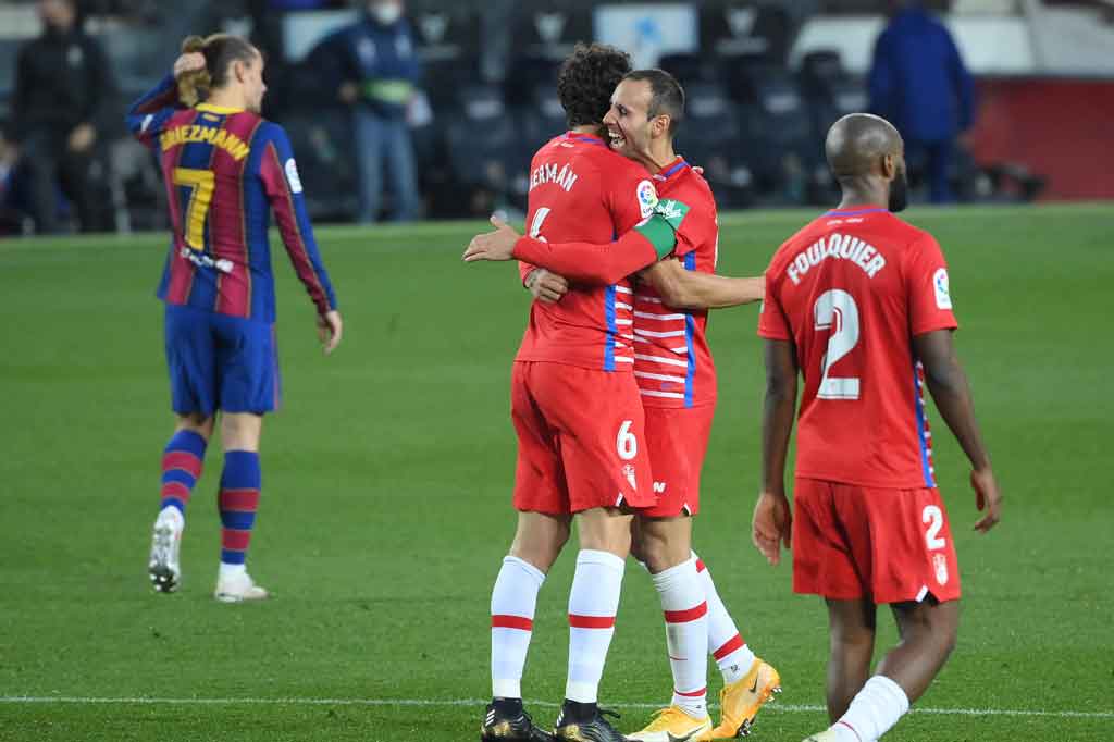 Barcelona yang butuh gol untuk menghindarkan diri dari kekalahan mengurung Granada. Namun, usaha mereka tak membuahkan hasil hingga laga usai.