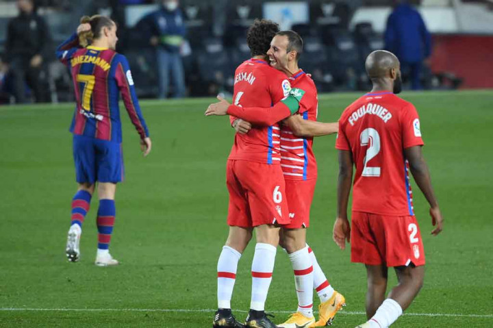 Barcelona yang butuh gol untuk menghindarkan diri dari kekalahan mengurung Granada. Namun, usaha mereka tak membuahkan hasil hingga laga usai.