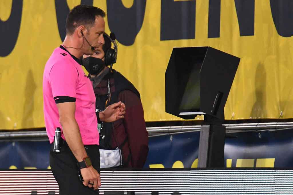 Lima menit berselang, wasit sempat menghadiahi Arsenal tendangan penalti setelah Pepe dijatuhkan oleh Juan Foyth. Tetapi keputusan itu dianulir setelah VAR mendapati Pepe terlebih dulu menyentuh bola dengan tangannya dalam proses serangan.