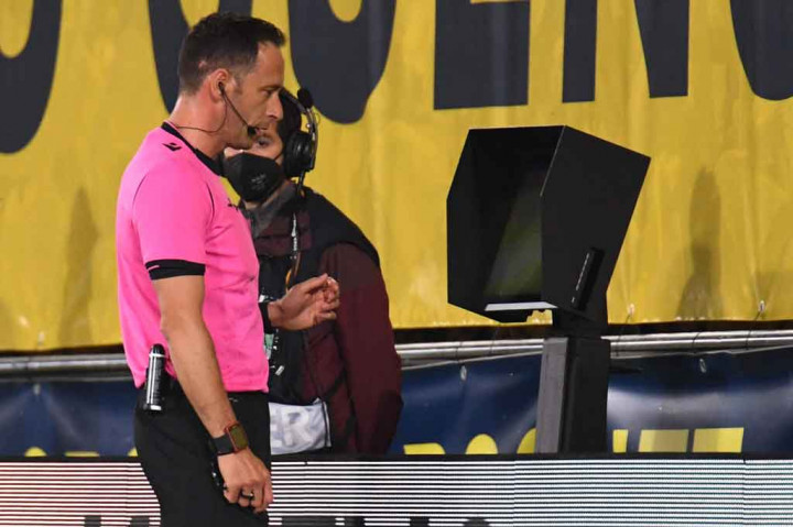 Lima menit berselang, wasit sempat menghadiahi Arsenal tendangan penalti setelah Pepe dijatuhkan oleh Juan Foyth. Tetapi keputusan itu dianulir setelah VAR mendapati Pepe terlebih dulu menyentuh bola dengan tangannya dalam proses serangan.