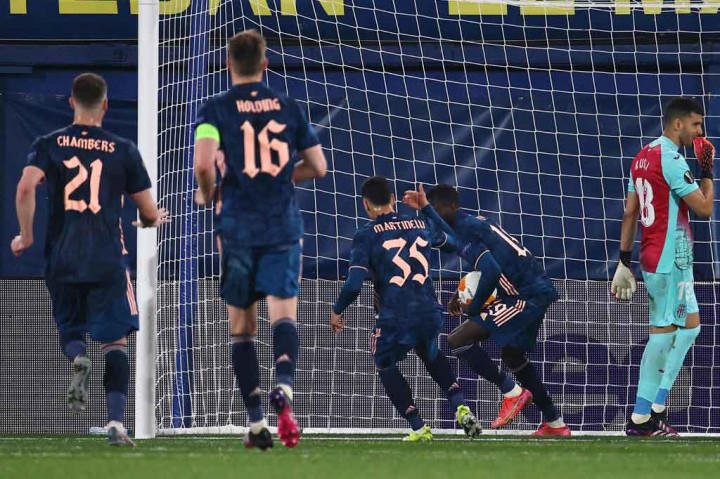 Pada menit ke-72, Arsenal akhirnya betul-betul memperoleh hadiah tendangan penalti setelah Bukayo Saka dijatuhkan oleh Trigueros di dalam area terlarang. Pepe yang jadi algojo dengan dingin memperdaya Rulli untuk memperkecil ketertinggalan Arsenal 1-2 pada menit ke-73.