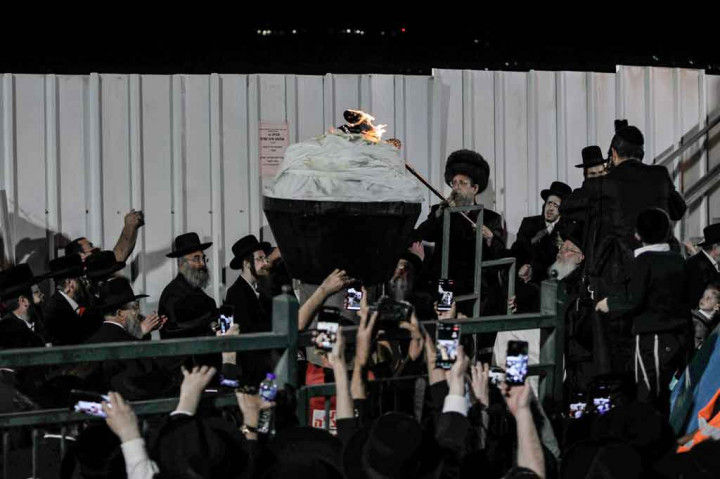 Magen David Adom (MDA), layanan darurat Israel, memposting jumlah korban terbaru di Twitter, sembari menambahkan 'MDA berjuang untuk nyawa lusinan orang yang terluka, dan tidak akan menyerah sampai korban terakhir dievakuasi'. Layanan darurat mengerahkan enam helikopter untuk mengevakuasi yang terluka.