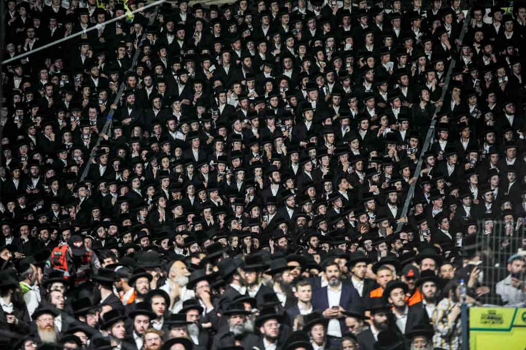 Saat berdesak-desakan banyak korban yang terinjak-injak hingga pingsan dan bahkan meninggal di tempat.