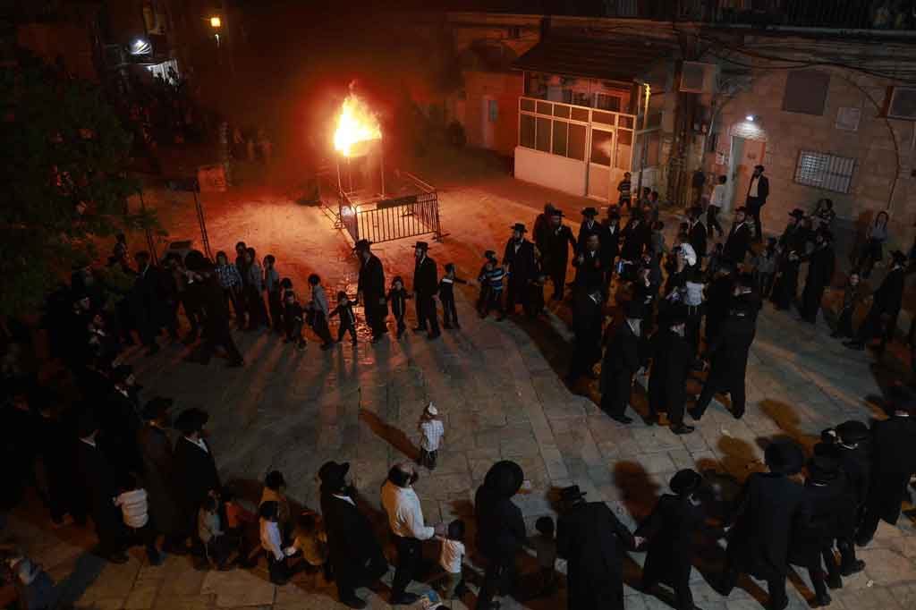 
Kekacauan terjadi ketika puluhan ribu orang Yahudi ultra-Ortodoks berpartisipasi dalam ziarah tahunan Hari Raya Lag BaOmer di sekitar makam rabbi terkemua Shimon Bar Yochai, seorang bijak Talmud abad kedua, di Bukit Meron, Israel utara. Peringatan mencakup doa dan tarian sepanjang malam.