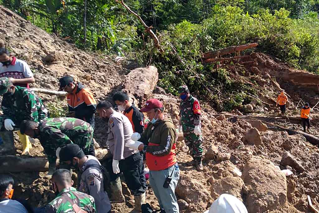Personel gabungan melakukan proses evakuasi terhadap para korban yang tertimbun tanah longsor di lokasi proyek pembangunan PLTA Batang Toru, Tapanuli Selatan, Sumatera Utara.