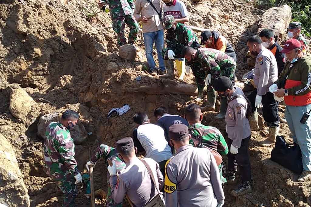 Sedikitnya tiga orang meninggal dunia akibat tertimbun tanah longsor di lokasi proyek pembangunan PLTA Batang Toru, Tapanuli Selatan, Sumatera Utara. Beberapa korban lainnya masih dalam pencarian petugas.