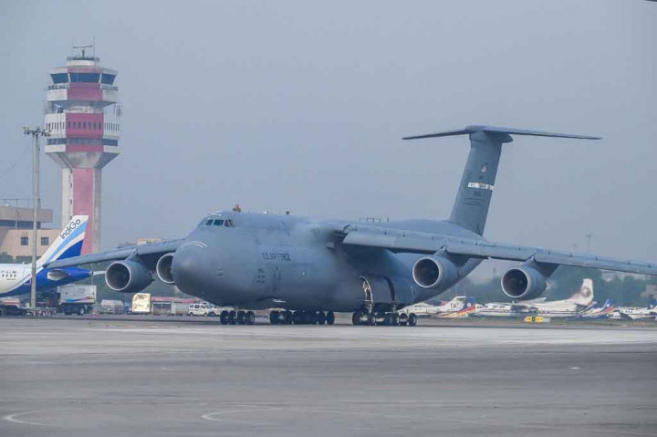  Sebuah pesawat militer yang membawa pasokan bantuan untuk membantu India memerangi lonjangan pandemi virus korona dari AS tiba di New Delhi, Jumat, 30 April 2021. Ini merupakan bantuan pertama yang tiba dari AS.