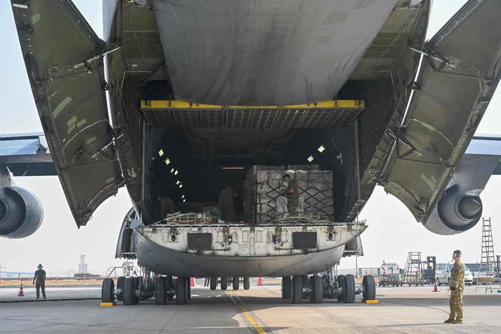 Pesawat pengangkut militer Super Galaxy yang membawa lebih dari 400 tabung oksigen dan peralatan rumah sakit lainnya serta hampir satu juta tes virus korona yang cepat mendarat di bandara internasional New Delhi, saat ibu kota India itu menghadapi krisis pandemi besar.