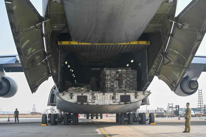 Pesawat pengangkut militer Super Galaxy yang membawa lebih dari 400 tabung oksigen dan peralatan rumah sakit lainnya serta hampir satu juta tes virus korona yang cepat mendarat di bandara internasional New Delhi, saat ibu kota India itu menghadapi krisis pandemi besar.