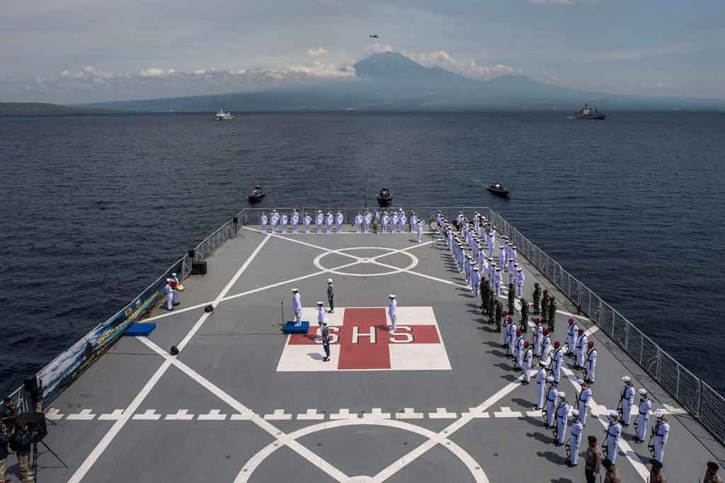 Kepala Staf Angkatan Laut (KSAL) Laksamana Yudo Margono memimpin upacara tabur bunga di sekitar lokasi tenggelamnya kapal selam KRI Nanggala-402 beserta seluruh awaknya di perairan laut utara Pulau Bali, Jumat, 30 April 2021.