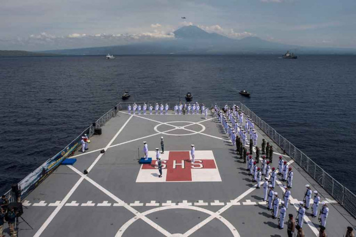 Kepala Staf Angkatan Laut (KSAL) Laksamana Yudo Margono memimpin upacara tabur bunga di sekitar lokasi tenggelamnya kapal selam KRI Nanggala-402 beserta seluruh awaknya di perairan laut utara Pulau Bali, Jumat, 30 April 2021.