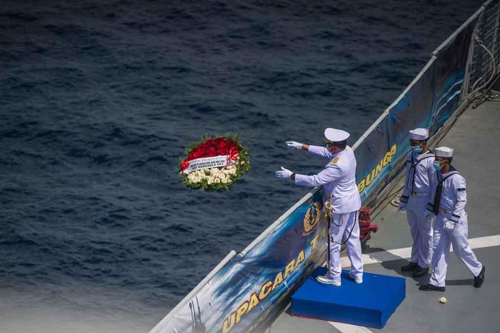 Kepala Staf TNI Angkatan Laut (KSAL) Laksamana Yudo Margono melempar bunga ke laut pada Upacara Tabur Bunga di geladak Helly KRI Dr. Soeharso-990 di perairan utara pulau Bali, Bali, Jumat, 30 April 2021. 