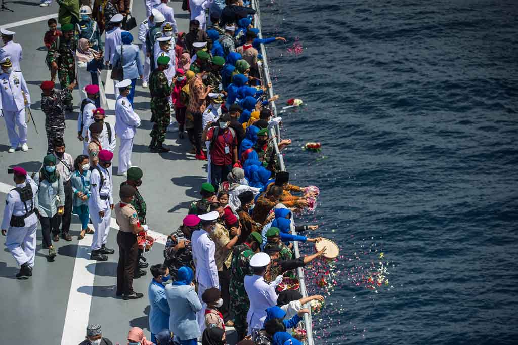 Keluarga awak KRI Nanggala-402 melakukan tabur bunga dari geladak Helly KRI Dr Soeharso-990 di perairan utara pulau Bali, Bali. 