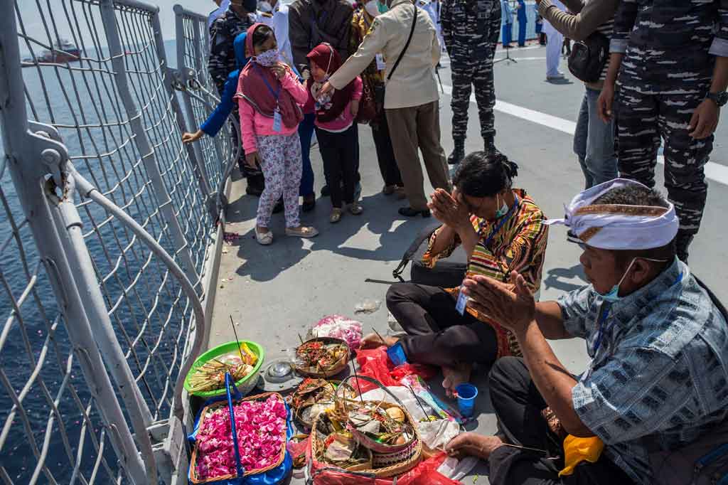 Keluarga awak KRI Nanggala 402 menggelar doa dari geladak Helly KRI Dr Soeharso-990 di perairan utara pulau Bali, Bali.