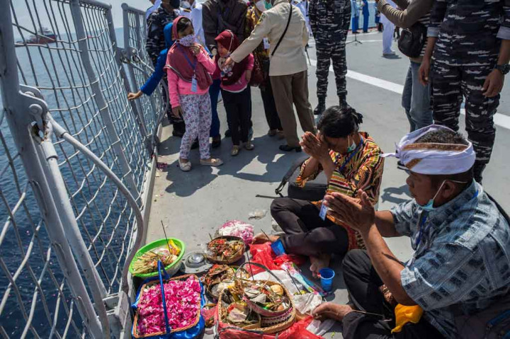 Keluarga awak KRI Nanggala 402 menggelar doa dari geladak Helly KRI Dr Soeharso-990 di perairan utara pulau Bali, Bali.