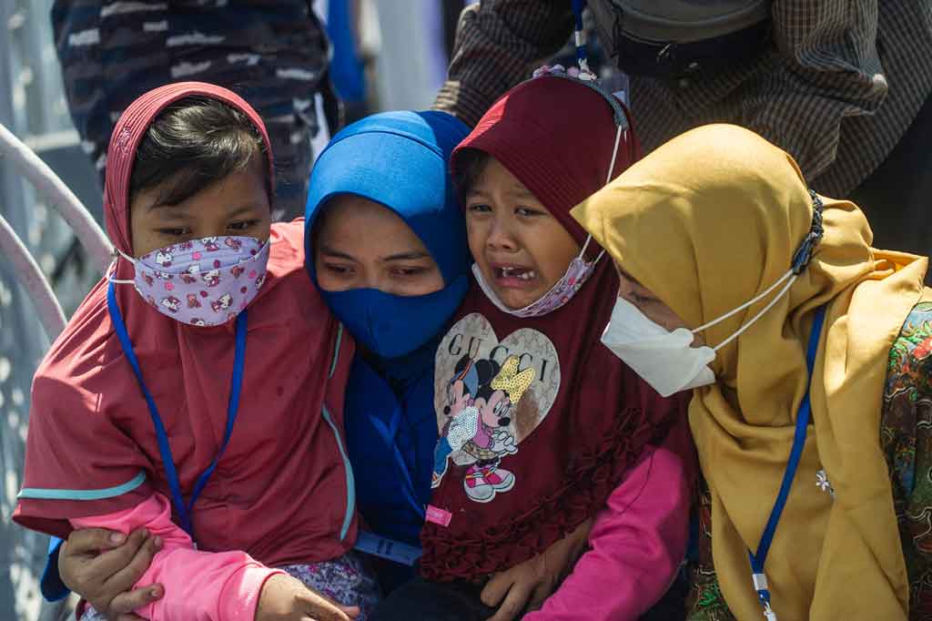 Kegiatan tabur bunga yang diikuti dari 53 keluarga awak KRI Nanggala 402 yang tenggelam diperairan utara Bali itu diwarnai kesedihan keluarga korban. 