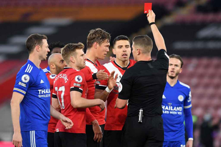 Tuan rumah dipaksa melanjutkan pertandingan hanya dengan 10 pemain sejak menit ke-10 setelah bek Jannik Vestergaard diganjar kartu merah langsung karena menjatuhkan Jamie Vardy dalam situasi serangan balik The Foxes.