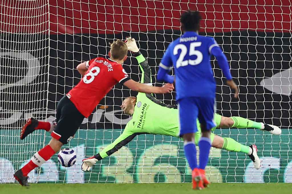 The Saints malah mampu mencuri keunggulan lebih dulu pada menit ke-61 melalui eksekusi penalti James Ward-Prowse setelah Kelechi Iheanacho divonis melakukan pelanggaran handball di dalam area terlarang.