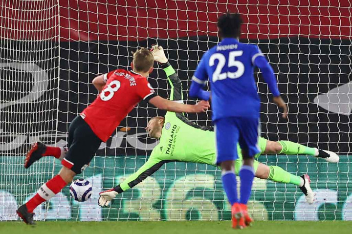 The Saints malah mampu mencuri keunggulan lebih dulu pada menit ke-61 melalui eksekusi penalti James Ward-Prowse setelah Kelechi Iheanacho divonis melakukan pelanggaran handball di dalam area terlarang.