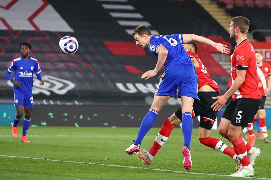 Sayang keunggulan itu tak bertahan lama, sebab tujuh menit kemudian melalui situasi sepak pojok, Jonny Evans mampu menyambut umpan silang Iheanacho dengan sundulan menyilang yang tak terjangkau McCarthy ke area tiang jauh demi membuat kedudukan imbang 1-1.
