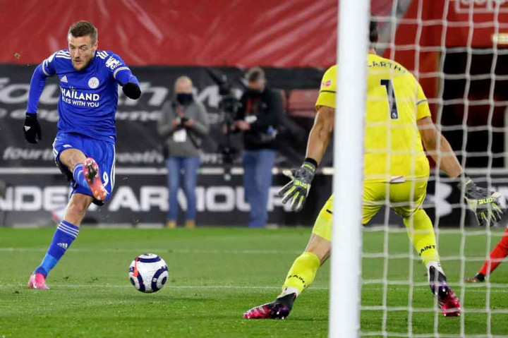 Leicester perlahan berusaha membalikkan keadaan, tetapi McCarthy sekali lagi melakukan penyelamatan menggunakan kakinya pada menit ke-83 demi menghalau tembakan Vardy.