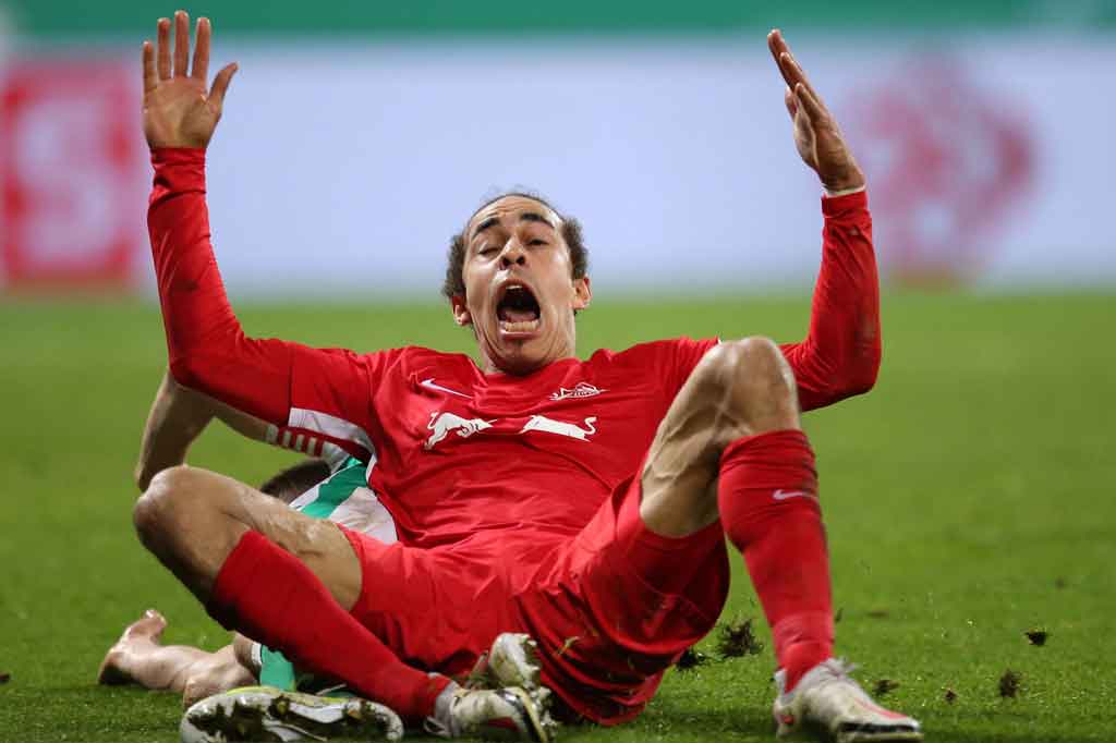 Laga yang digelar di Stadion wohninvest, Bremen, Sabtu, 1 Mei 2021 dini hari WIB berjalan menarik. Serangan silih berganti dilakukan pemain dua kesebelasan dari awal laga, namun belum berbuah gol.