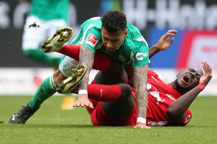Pada penghujung babak pertama wasit Manuel Grafe sempat menghadiahi Bremen tendangan penalti setelah Nordi Mukiele diaggap melakukan pelanggaran terhadap Davie Selke di dalam area terlarang. Tetapi keputusan itu dibatalkan setelah konsultasi dengan VAR.