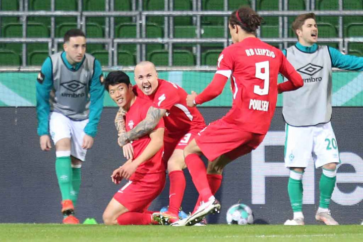 Baru tiga menit babak tambahan berjalan Hwang Hee-chan sukses memecahkan kebuntuan lewat reaksi cepatnya menyambar bola liar di dalam kotak penalti Bremen untuk menaklukkan Pavlenka serta membawa Leipzig memimpin.