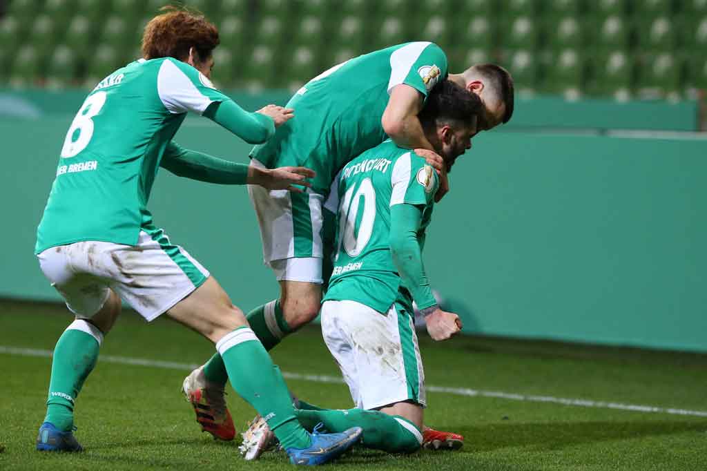 Namun, keunggulan itu raib di penghujung babak tambahan pertama ketika Dayot Upamecano melakukan blunder lewat umpan baliknya ke arah Gulacsi yang terlalu lemah dan bisa direbut oleh Leonardo Bittencourt demi melewati kiper Leipzig itu sebelum menceploskan bola ke gawang tak bertuan.