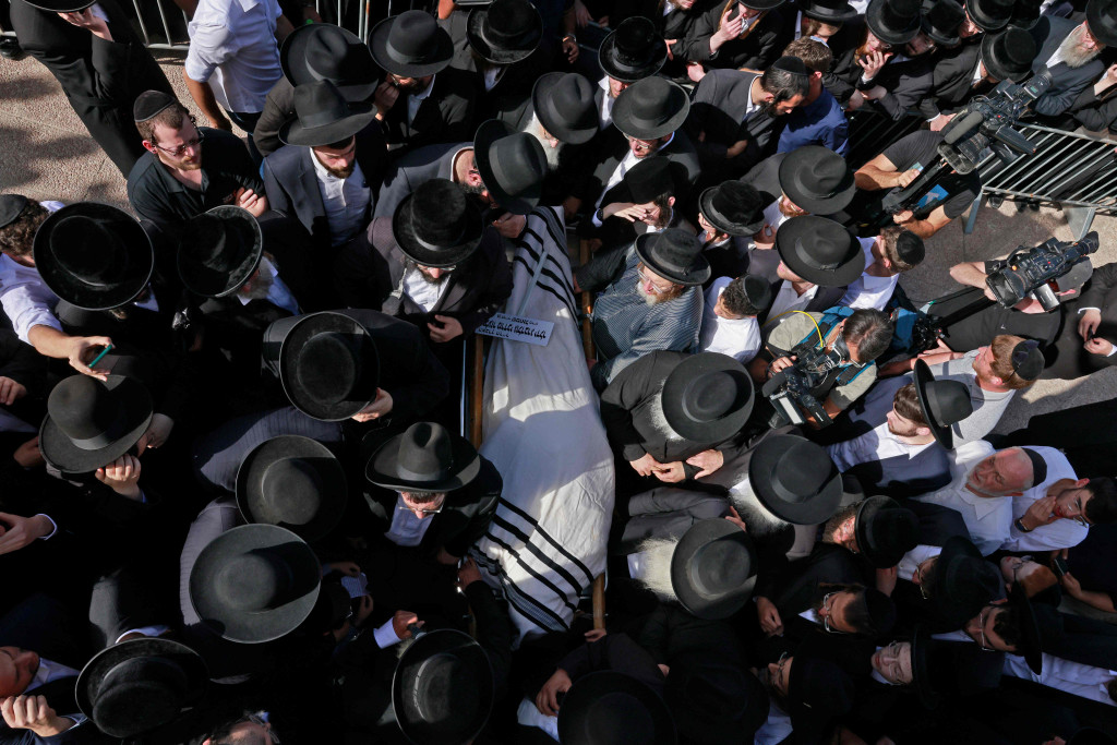 Pemakaman diadakan di Yerusalem dan kota Bnei Brak yang sebagian besar ultra-Ortodoks, di mana para pria haredi dengan mantel hitam panjang tradisional berbaris di jalan-jalan untuk berduka.