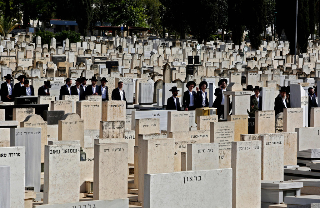 Perdana Menteri Benjamin Netanyahu menjanjikan penyelidikan atas salah satu bencana terburuk negara itu.  Di Twitter, Netanyahu menyebutnya sebagai bencana besar dan menambahkan: 