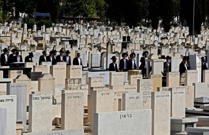 Perdana Menteri Benjamin Netanyahu menjanjikan penyelidikan atas salah satu bencana terburuk negara itu.  Di Twitter, Netanyahu menyebutnya sebagai bencana besar dan menambahkan: 