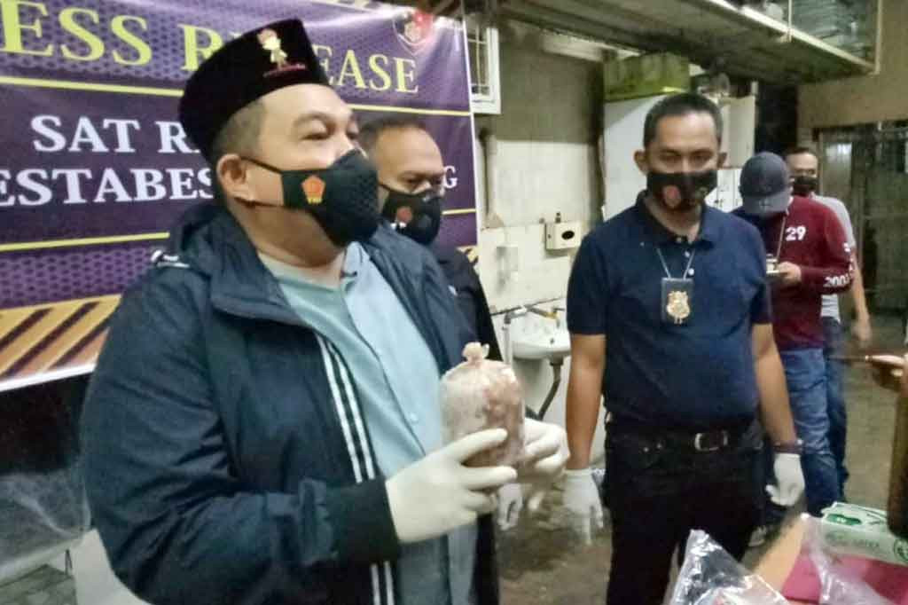 Polrestabes Palembang menyita 8,3 ton ikan giling beku yang disimpan di gudang penyimpanan cold room di kawasan Pasar Induk Jakabaring, Palembang, Sumatera Selatan.
