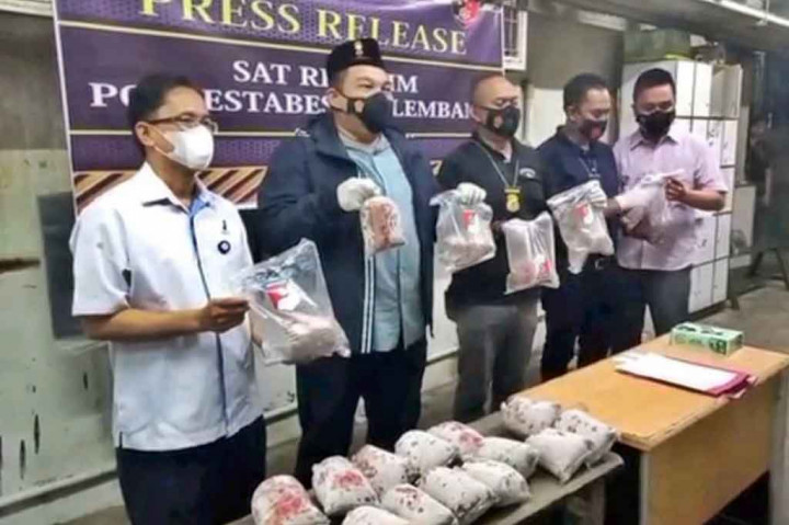 Polisi juga mengamankan dua tersangka penyuplai dan pedagang ikan giling beku tersebut, yakni CI dan Z. Kedua tersangka akan dijerat dengan Pasal 8 ayat 1 huruf A, G dan I UU No 8 Tahun 1999 Tentang Perlindungan Konsumen, Pasal 136 dan atau Pasal 141 UU No 18 Tahun 2012 Tentang Pangan, ancaman pidana penjara paling lama 5 tahun.